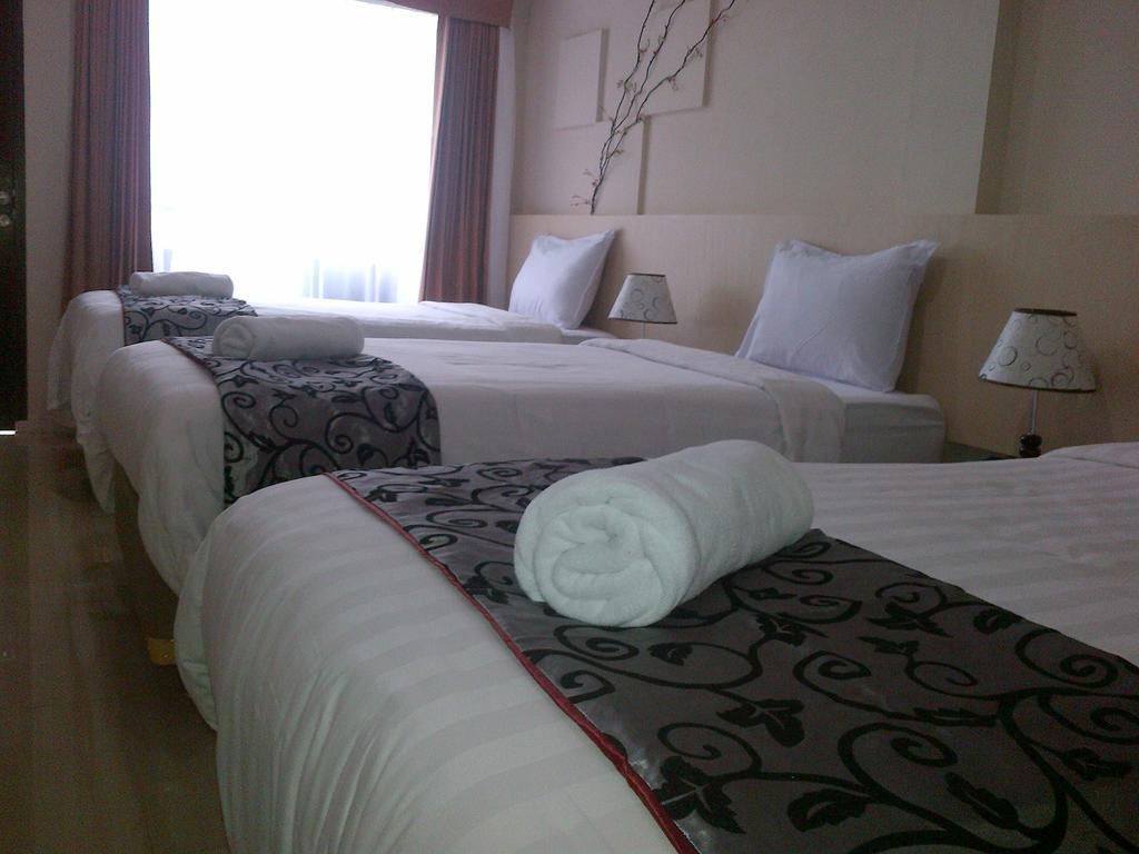 Ciherangsating Santa Monica Hotel And Convention חדר תמונה