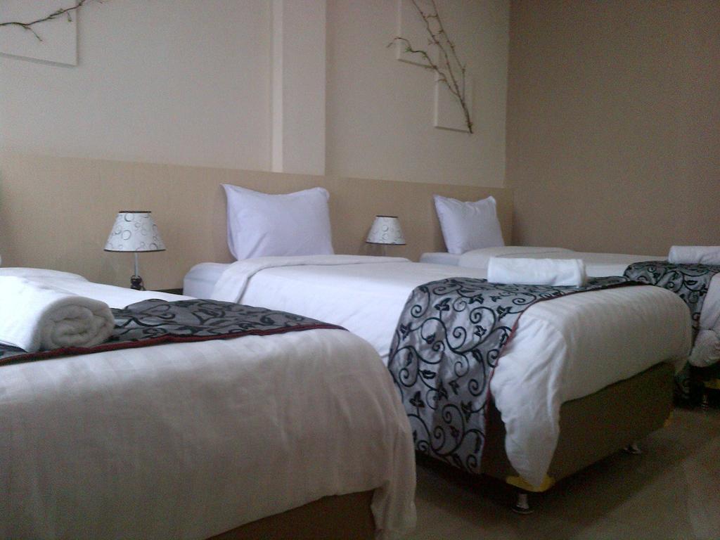 Ciherangsating Santa Monica Hotel And Convention חדר תמונה