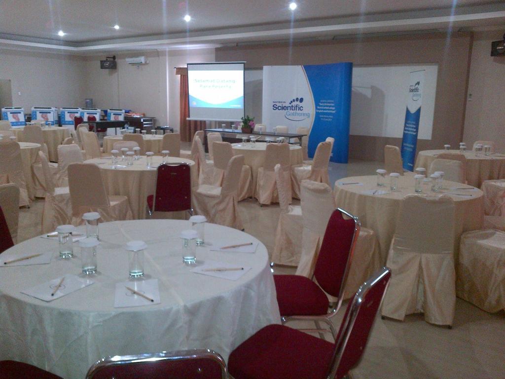 Ciherangsating Santa Monica Hotel And Convention מראה חיצוני תמונה