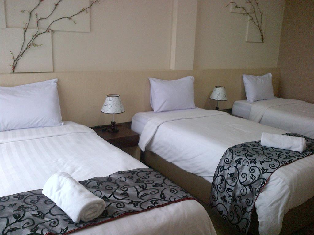 Ciherangsating Santa Monica Hotel And Convention חדר תמונה