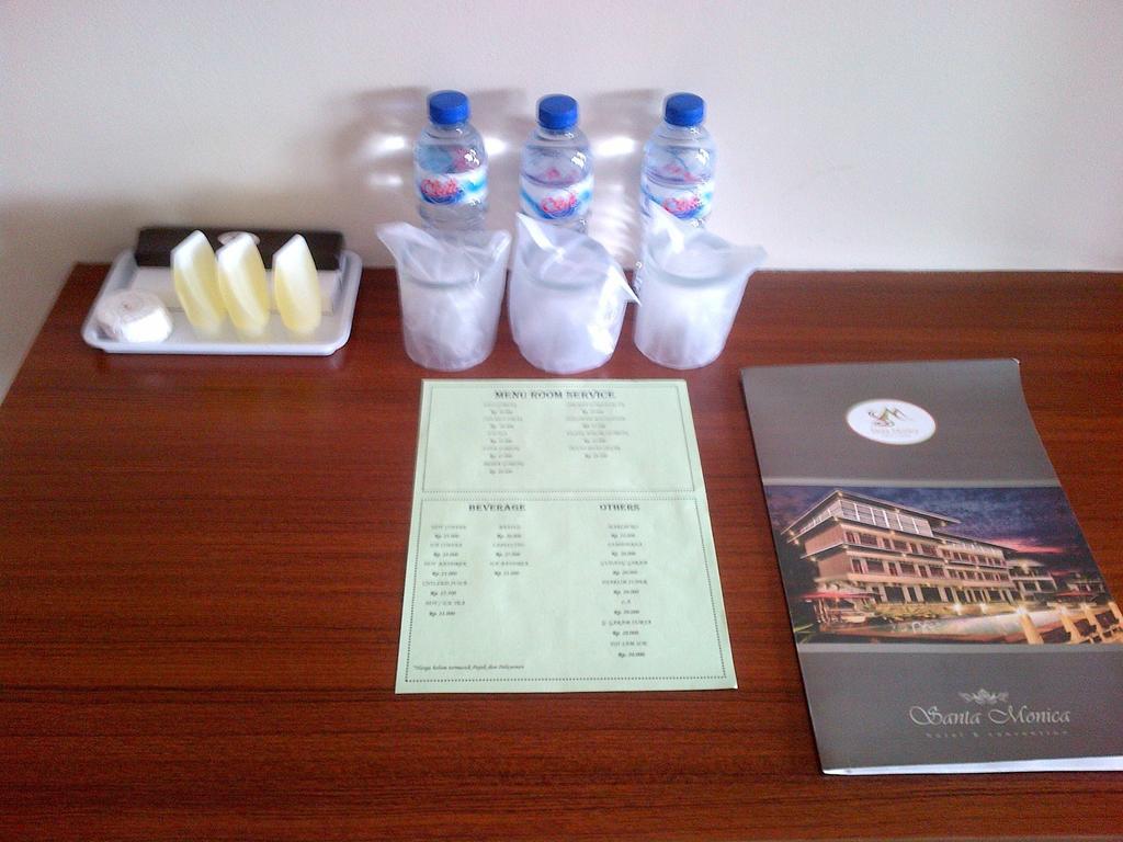 Ciherangsating Santa Monica Hotel And Convention חדר תמונה